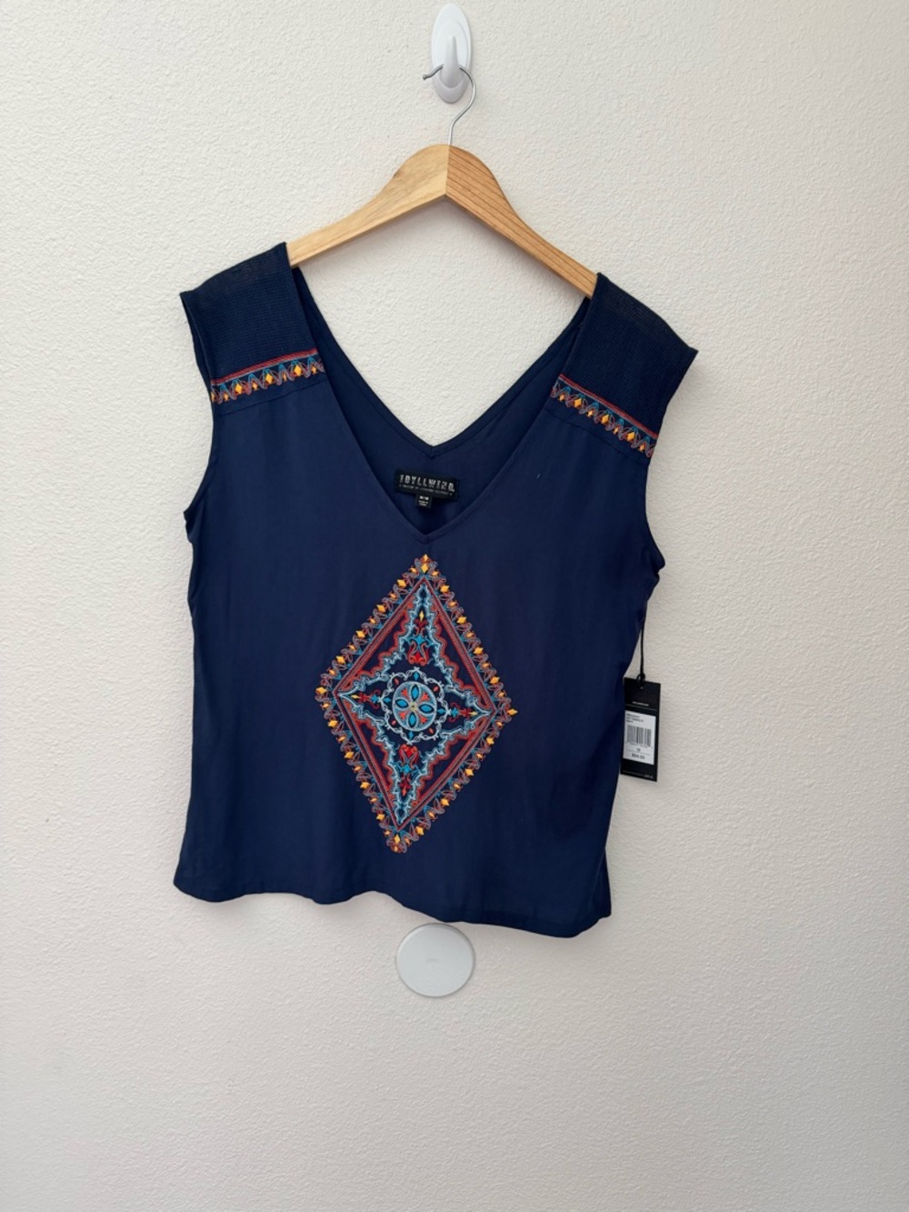 Idyllwind Navy Sleeveless V-Neck Tank with Embroidered Diamond Motif size M
